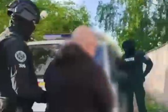 Șoferi STB suspectați că au furat motorină și piese auto. Polițiștii au găsit la percheziții o cantitate mare de combustibil