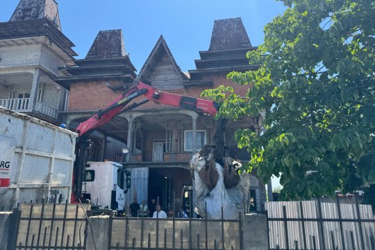 Zeci de tone de deșeuri confiscate din Sintești, unde sunt arderi ilegale. Diana Buzoianu: ”Este un fenomen complex, cu implicații de mediu”