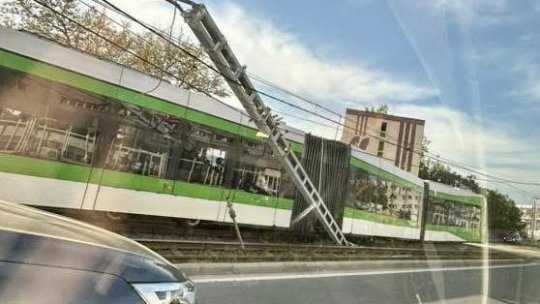 Un tramvai din București a deraiat și a intrat într-un stâlp, mai mulți călători au fost răniți