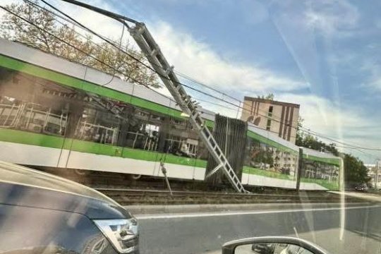 Un tramvai din București a deraiat și a intrat într-un stâlp, mai mulți călători au fost răniți