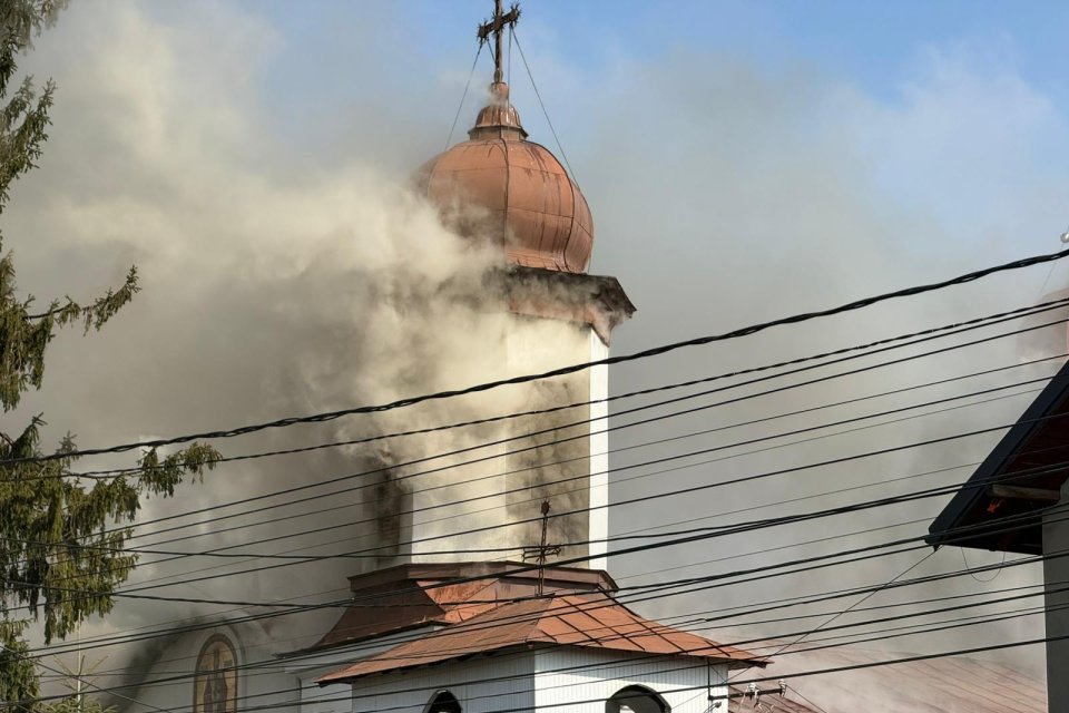 O biserică pictată de Nicolae Grigorescu a fost cuprinsă de flăcări în Prahova. Incendiul a izbucnit chiar în timpul slujbei de duminică