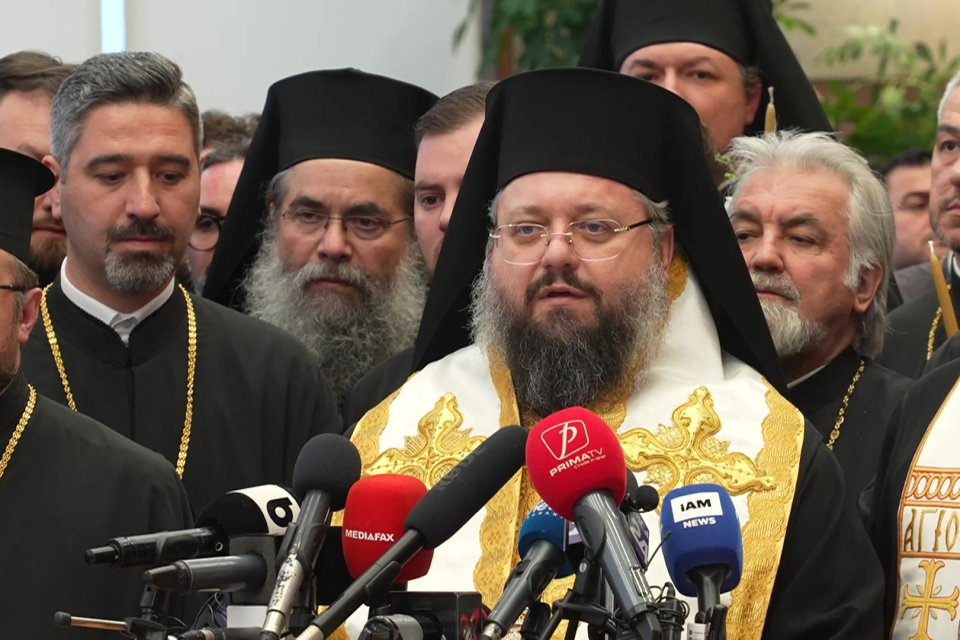 UPDATE | Lumina Sfântă de la Ierusalim a ajuns în România. Primele declarații făcute de Preasfințitul Părinte Paisie Sinaitul