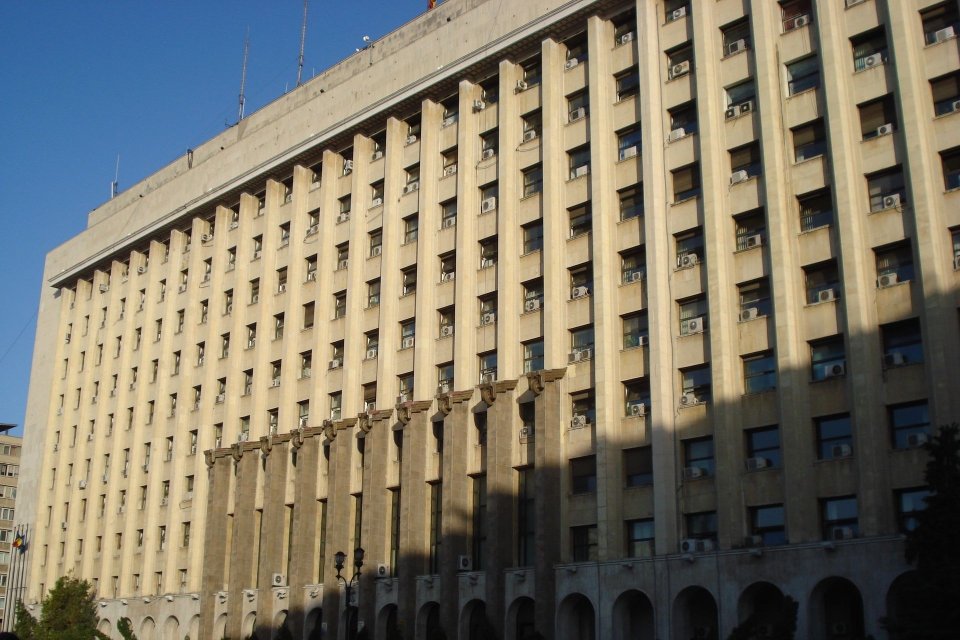 UPDATE / Un lift în care erau șapte persoane s-a prăbușit în Palatul CFR, unde este sediul Ministerului Transporturilor. Toate lifturile din clădire au fost oprite și o comisie internă va face anchetă
