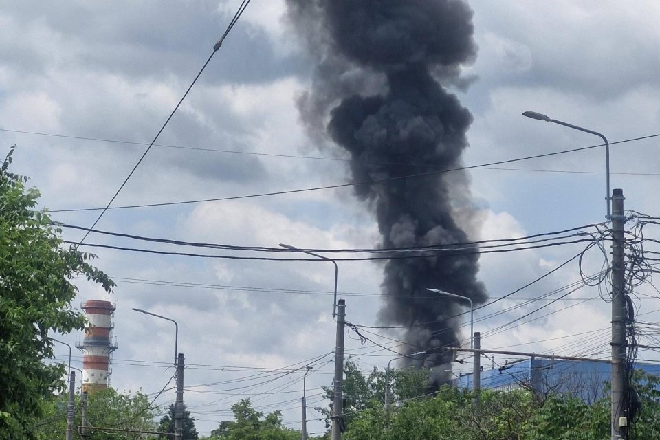 UPDATE | Incendiu la CET Vest Militari din București. Pompierii se luptă în continuare cu flăcările