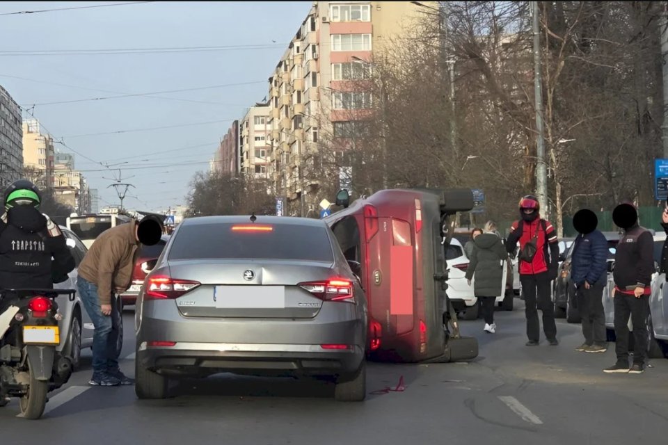 Accident grav pe Șoseaua Ștefan cel Mare, în zona Spitalului Colentina. O mașină s-a răsturnat, traficul a fost restricționat