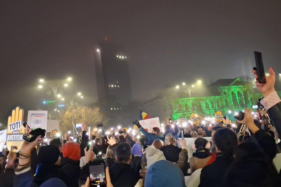 Românii au ieșit din nou în stradă în Piața Victoriei. Mii de oameni cer demisia lui Cătălin Predoiu