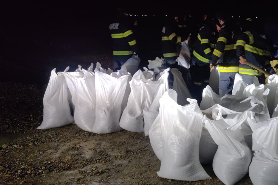 Alertă în Vrancea după creșterea nivelului râului Putna. Autoritățile au intervenit, dar mulți oameni au rămas în case