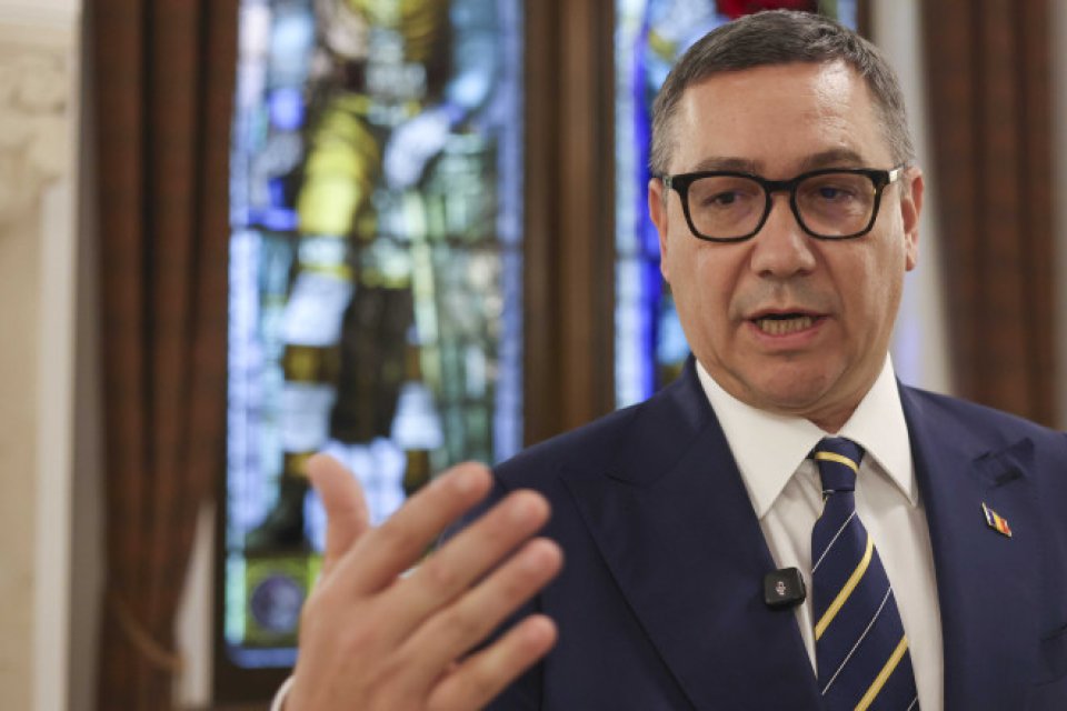 Victor Ponta, criticat după ultima poză postată din Istanbul. Explicația pentru tricoul Turciei purtat sub cel al României, la meciul de joi