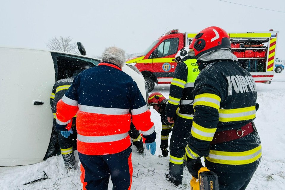 UPDATE | 46 de autovehicule încă blocate, un bebeluș dus la spital. Aproape 2.000 de pompieri mobilizați din cauza vremii severe