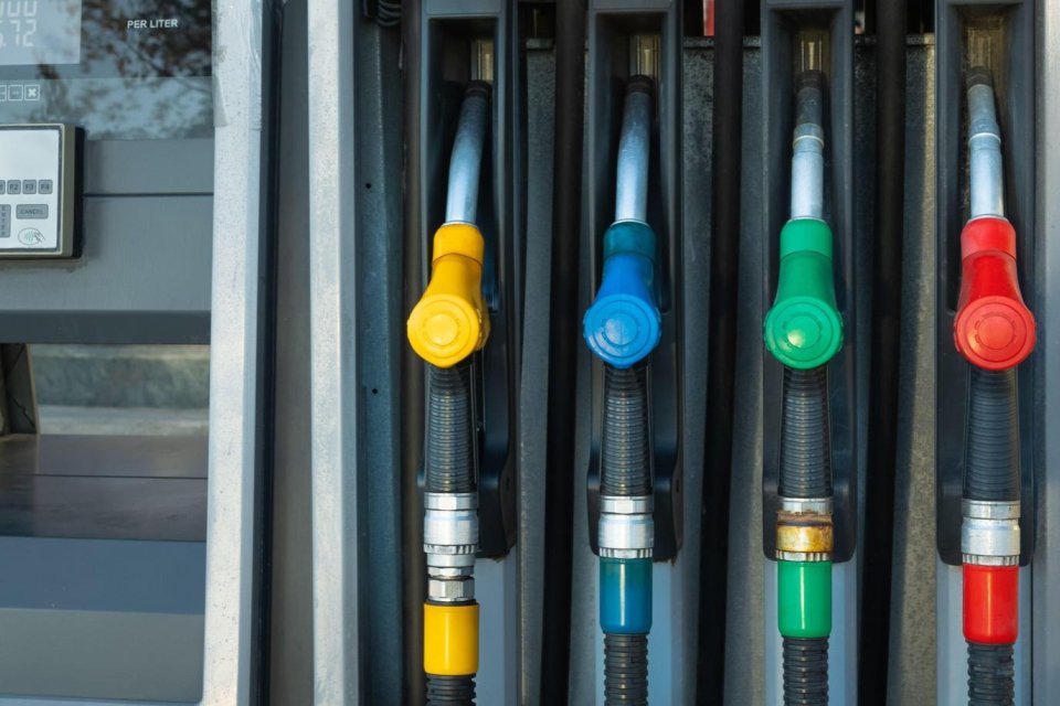 Guvernul declară criză pe piața petrolului: adaosuri plafonate și exporturi limitate