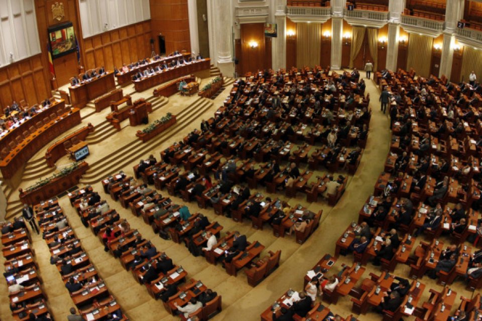 Guvernul își asumă răspunderea pe legea privind pensiile magistraților, după ședința solemnă din Parlament pentru Ziua Națională