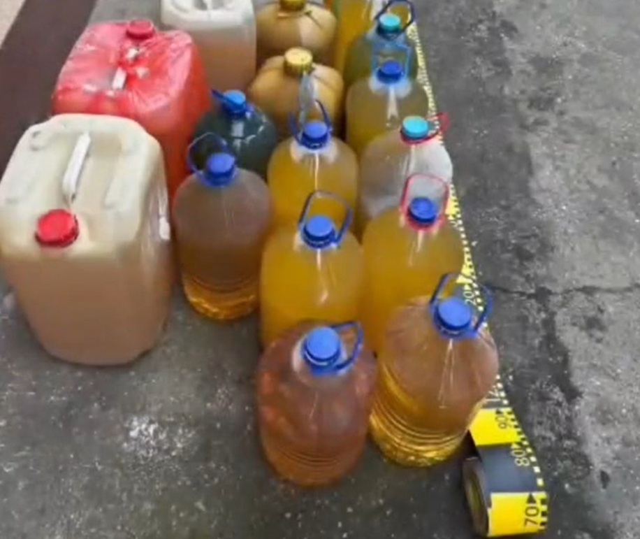 Percheziții la persoane care au furat combustibil dintr-un tren