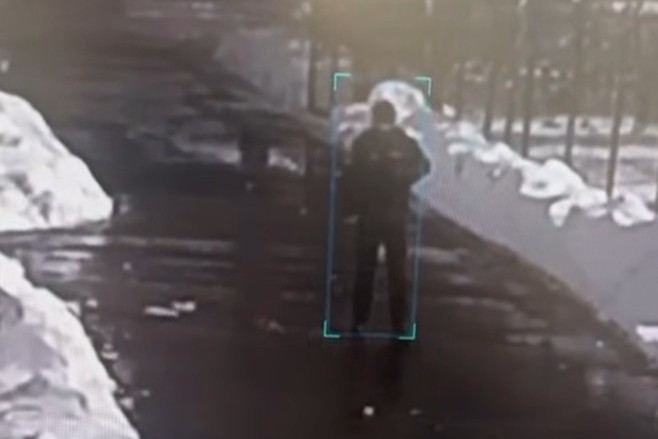 Momentul în care jandarmul își pierde echilibrul și cade pe stradă