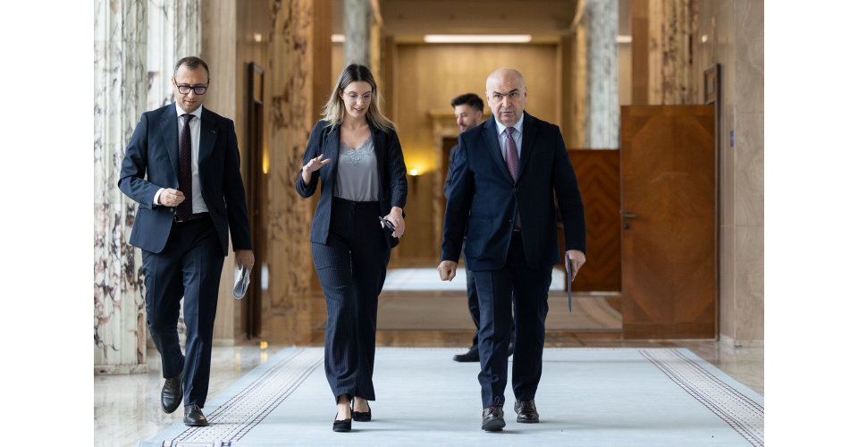 Premierul Ilie Bolojan și ministra Mediului, Diana Buzoianu