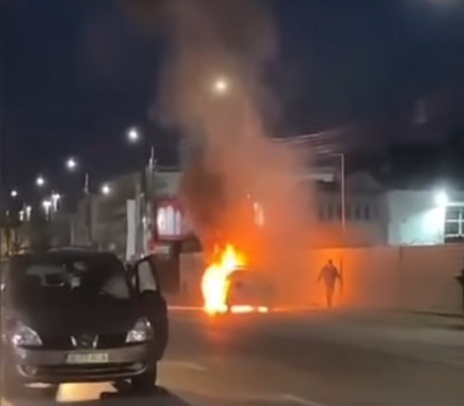 O mașină de poliție a luat foc pe o stradă din Iași